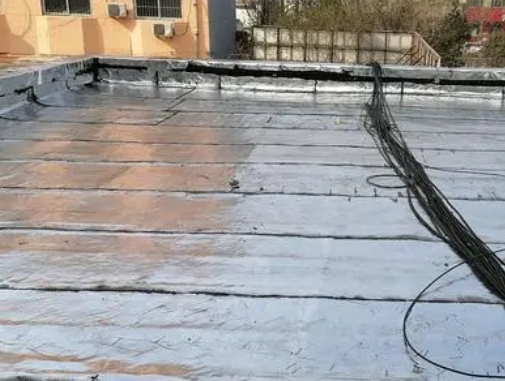 洞头卫生间漏水维修公司分享下洞头屋面楼顶防水刚性防水层施工要点。